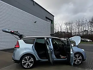Used 2017 Renault Grand Scenic Dynamique S Nav Blue - Interior and Exterior details 14