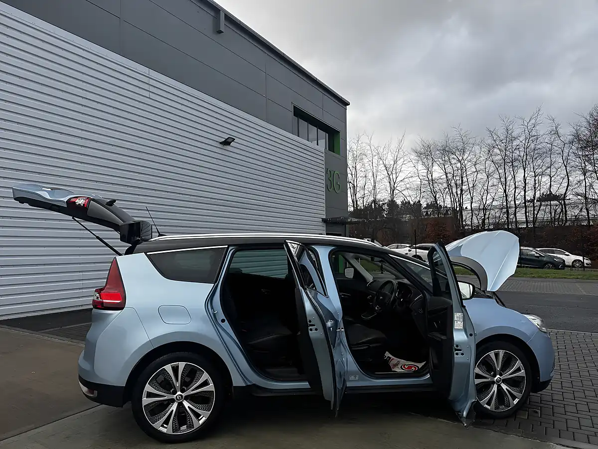 Used 2017 Renault Grand Scenic Dynamique S Nav Blue - Interior and Exterior details 14
