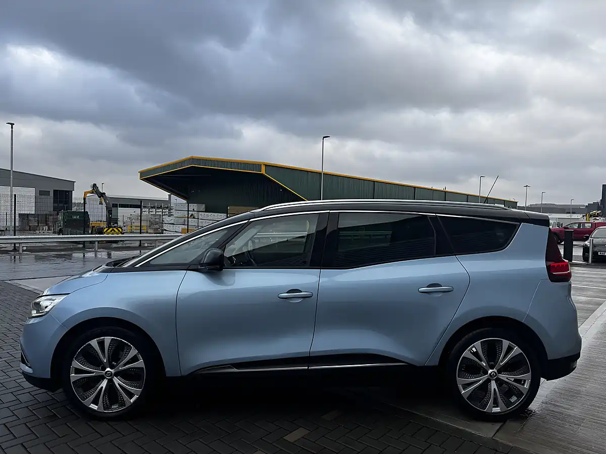 Used 2017 Renault Grand Scenic Dynamique S Nav Blue - Interior and Exterior details 5