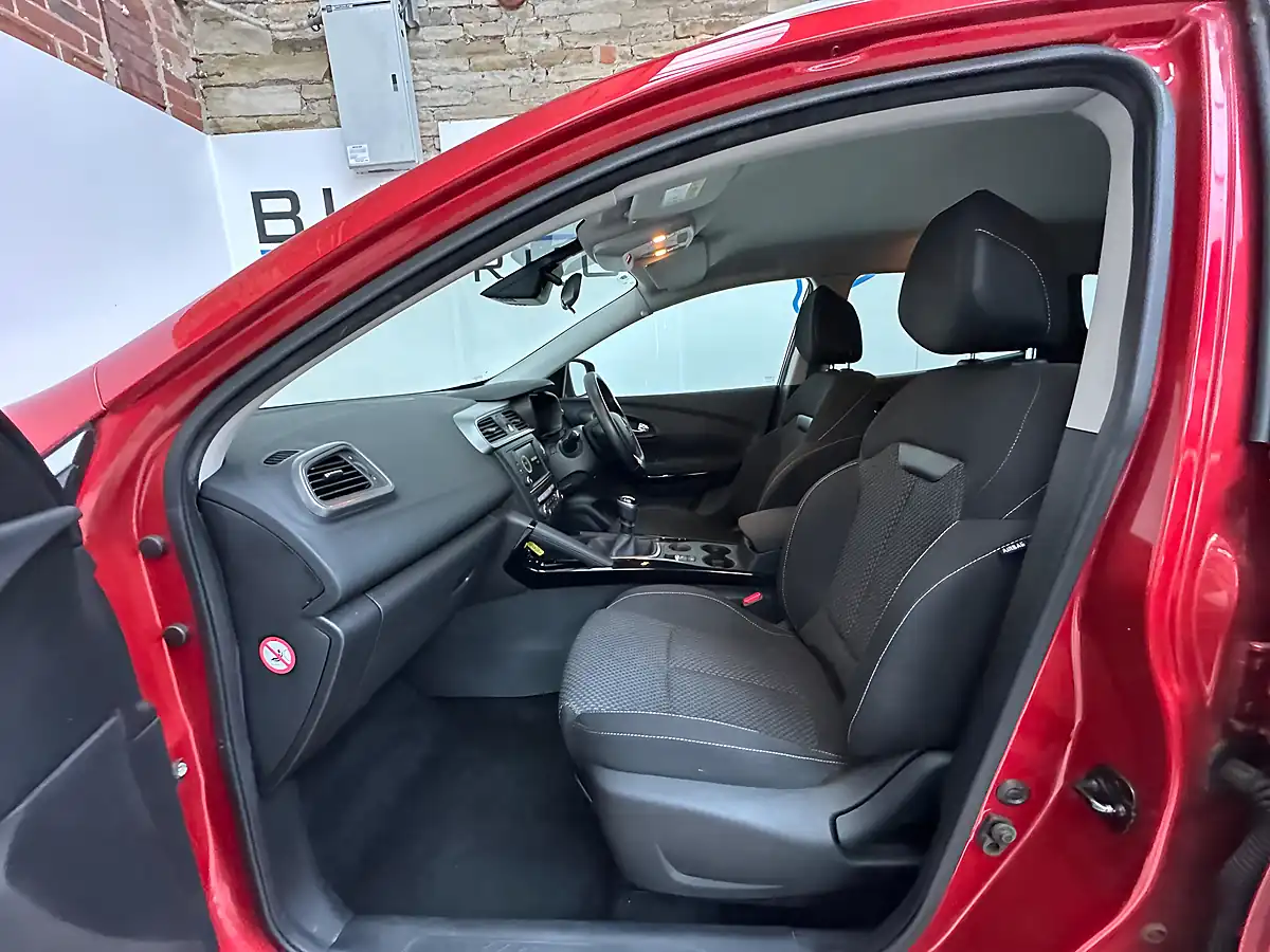 Used 2017 Renault Kadjar Dynamique Nav Flame Red - Interior and Exterior details 9