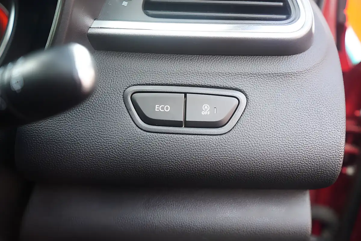 Used 2017 Renault Kadjar Dynamique Nav Flame Red - Interior and Exterior details 14