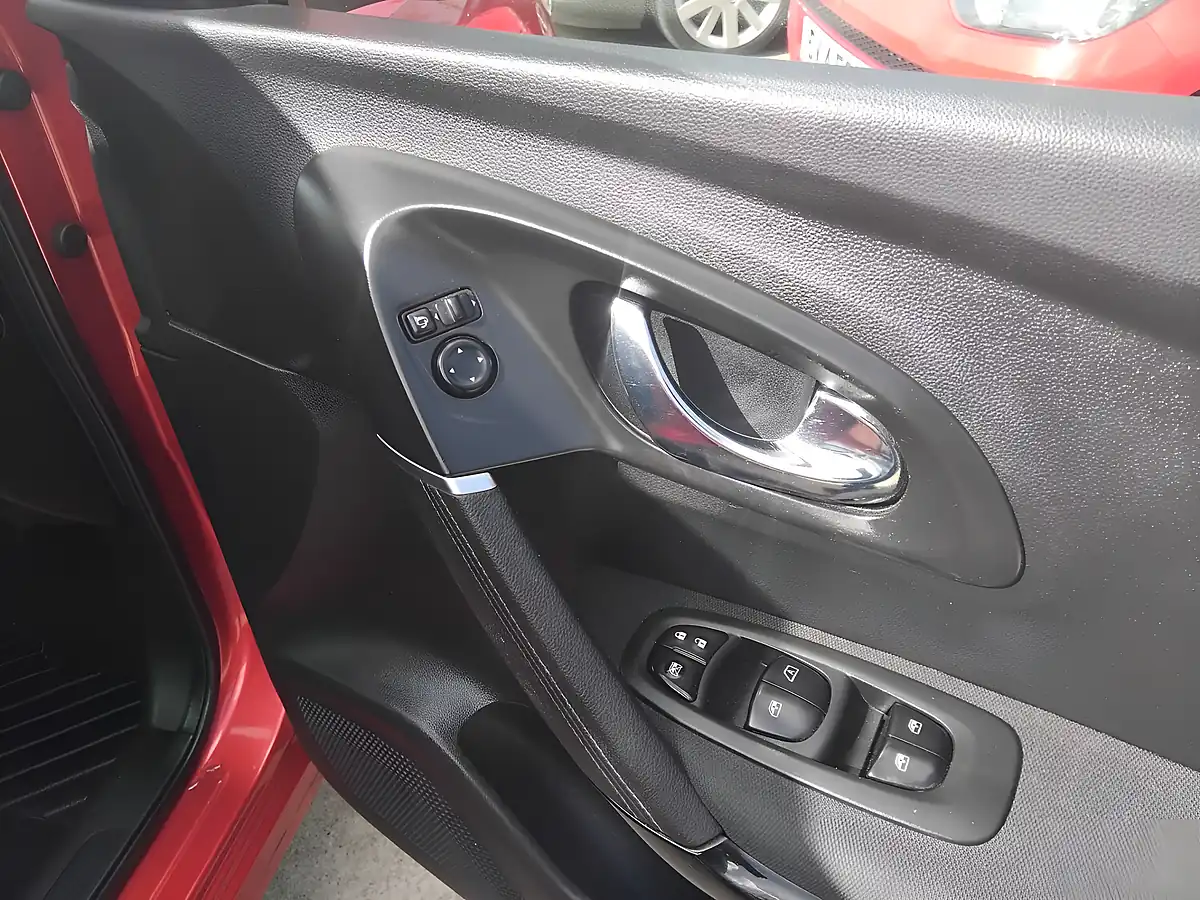 Used 2017 Renault Kadjar Dynamique Nav Red - Interior and Exterior details 17