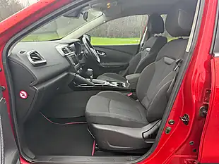Used 2017 Renault Kadjar Dynamique Nav Red - Interior and Exterior details 6