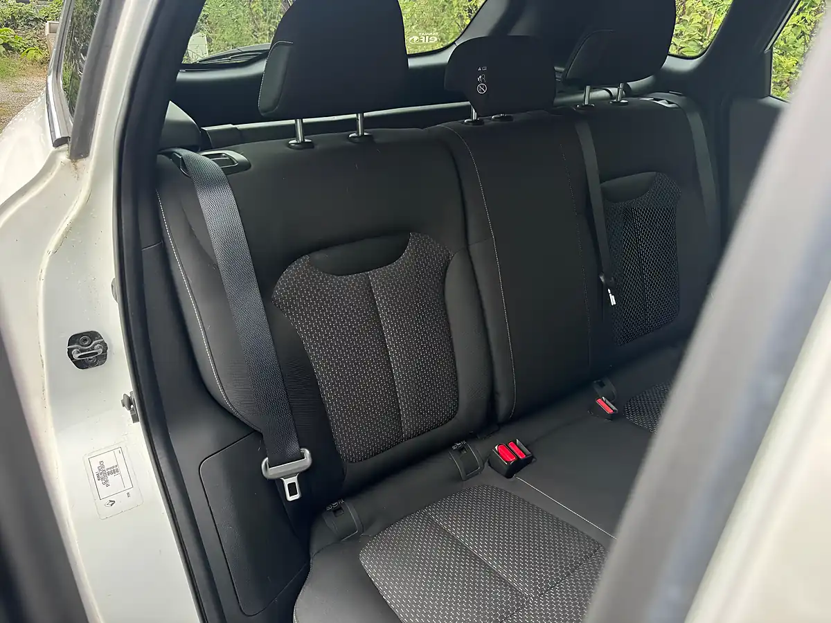 Used 2017 Renault Kadjar Dynamique Nav White - Interior and Exterior details 12