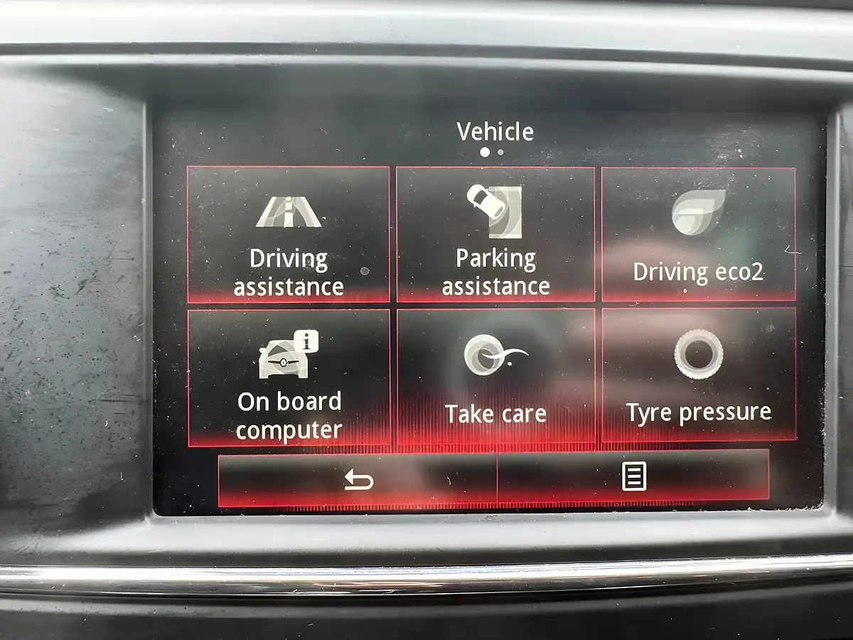 Used 2017 Renault Kadjar Dynamique S Nav Red - Interior and Exterior details 16