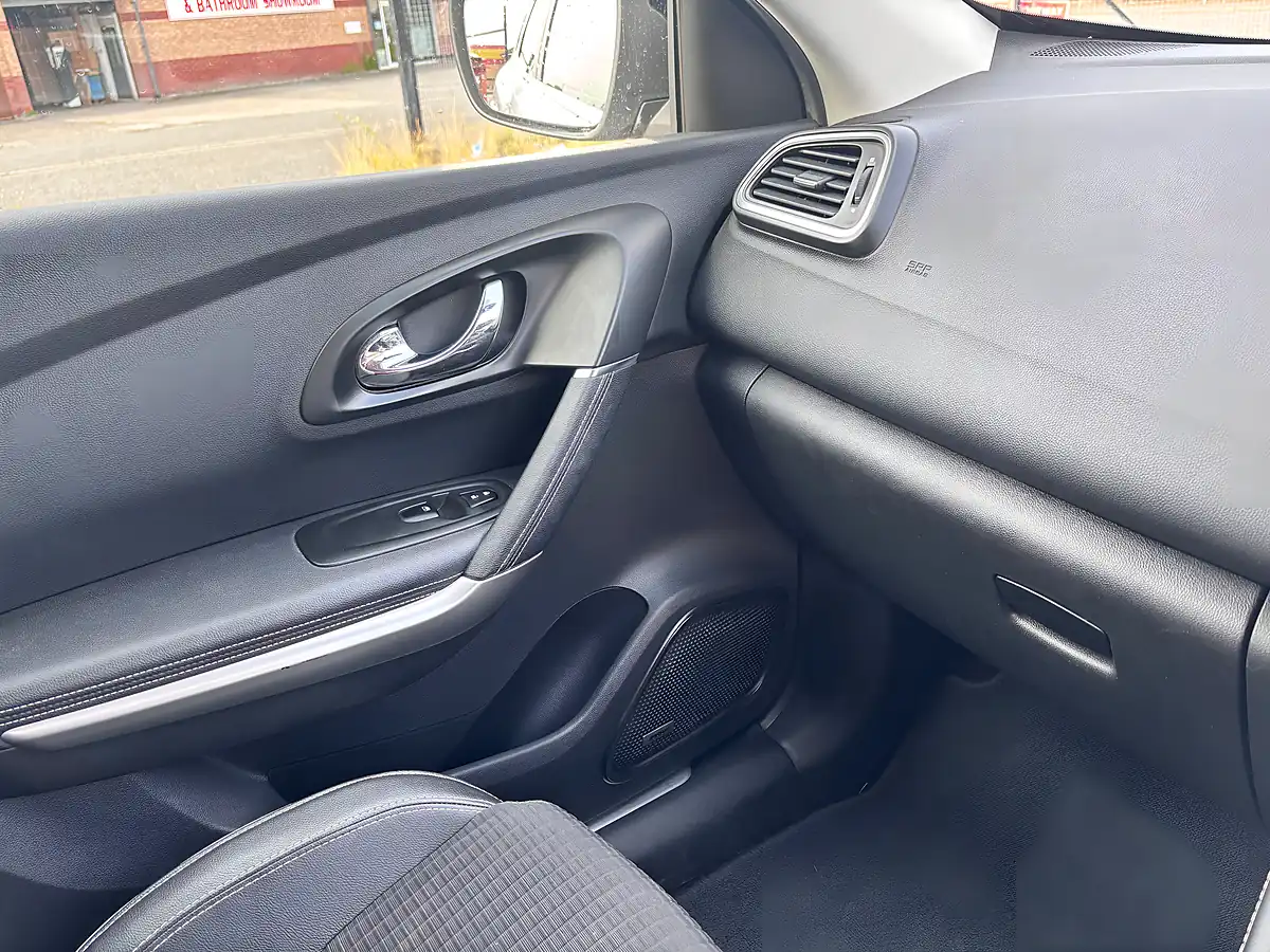 Used 2017 Renault Kadjar Signature Nav Silver - Interior and Exterior details 12