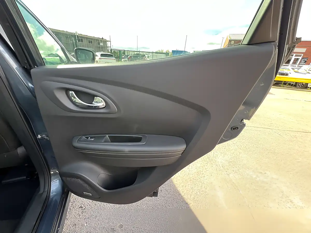 Used 2017 Renault Kadjar Signature S Nav Titanium Grey - Interior and Exterior details 17