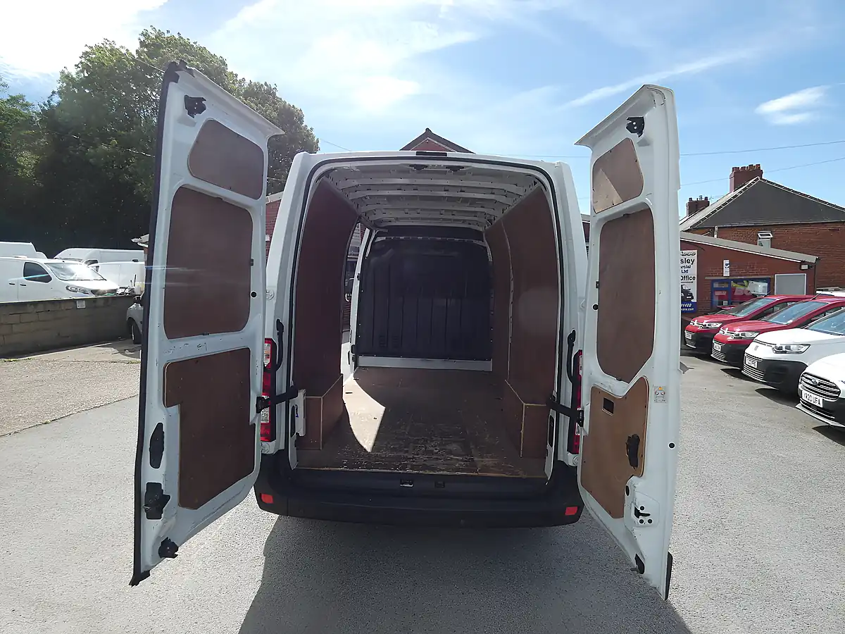 Used 2017 Renault Master Business+ Glacier White - Interior and Exterior details 20