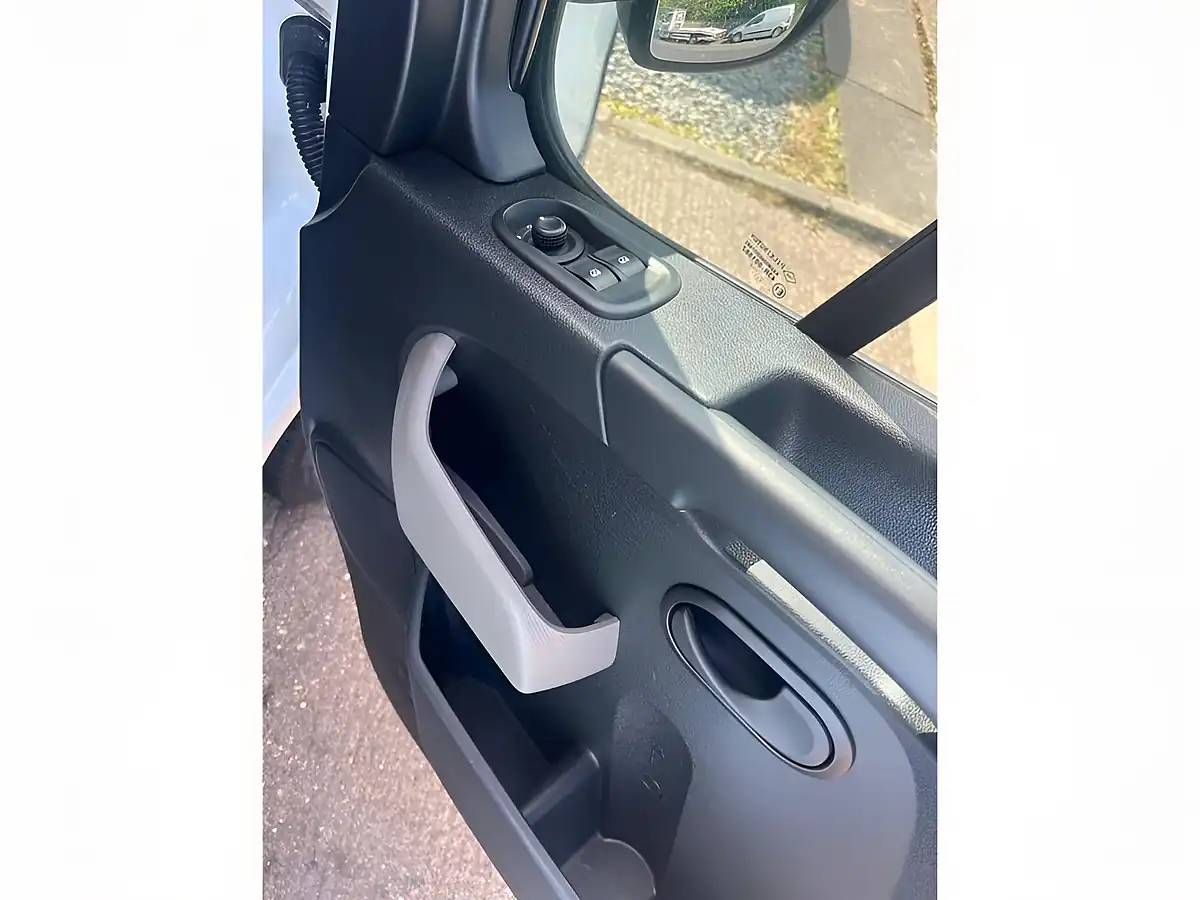 Used 2017 Renault Master Business White - Interior and Exterior details 13