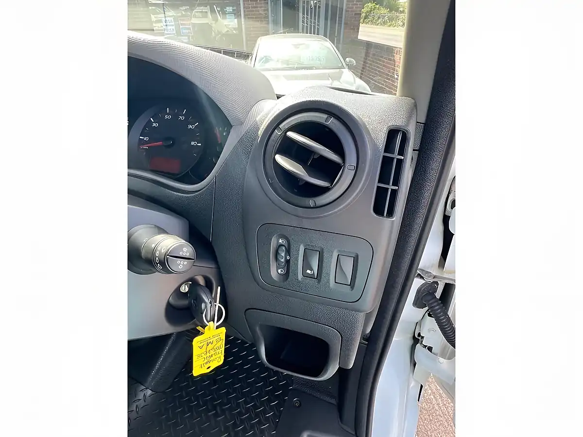 Used 2017 Renault Master Business White - Interior and Exterior details 14