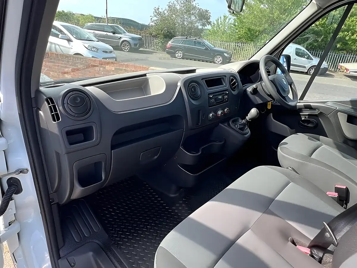 Used 2017 Renault Master Business White - Interior and Exterior details 17