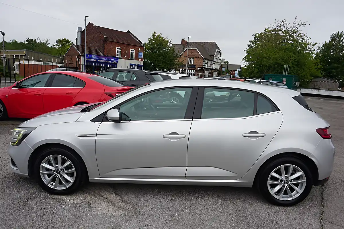Used 2017 Renault Megane Dynamique Nav Silver - Interior and Exterior details 4