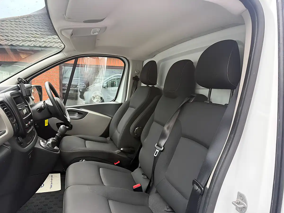 Used 2017 Renault Trafic 29 Business+ Lwb Standard Roof White - Interior and Exterior details 11