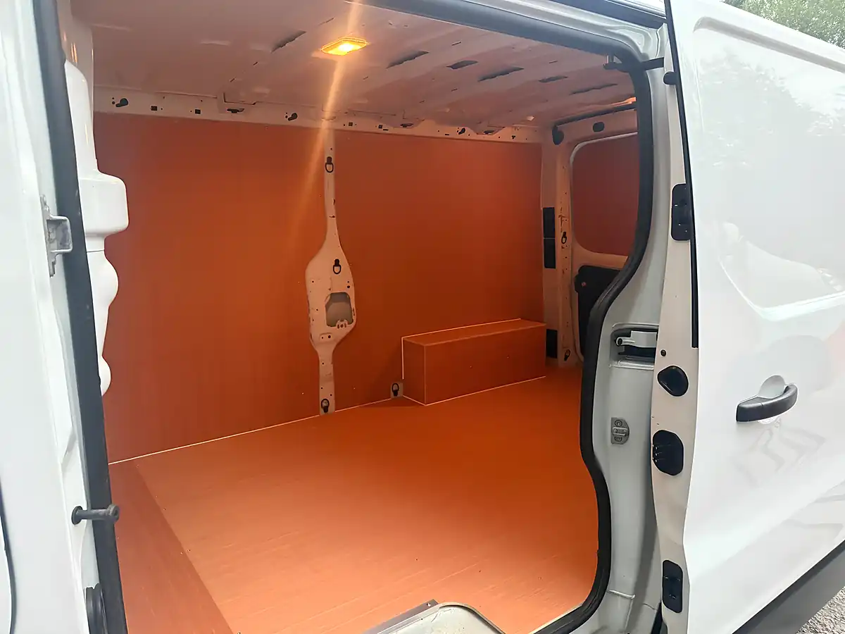 Used 2017 Renault Trafic 29 Business+ Lwb Standard Roof White - Interior and Exterior details 12