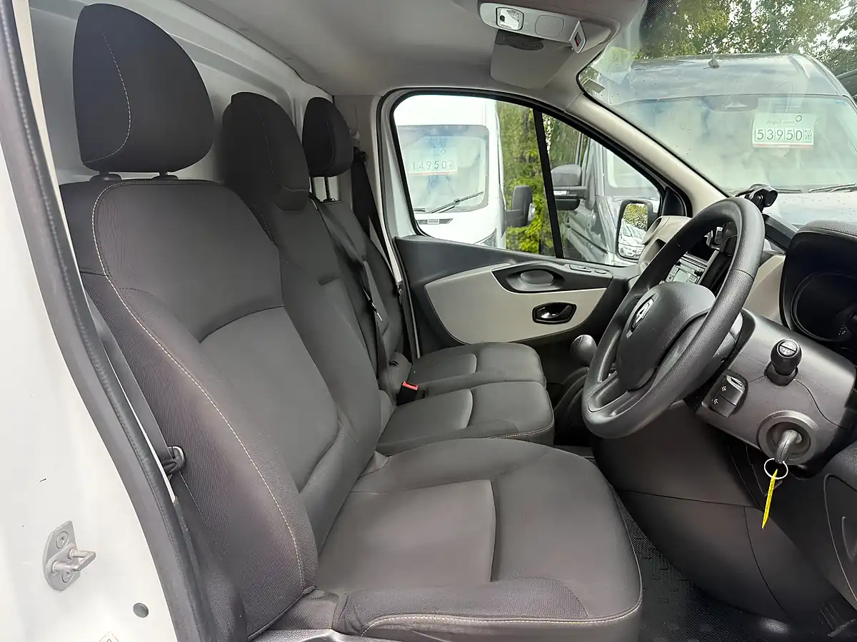 Used 2017 Renault Trafic 29 Business+ Lwb Standard Roof White - Interior and Exterior details 7