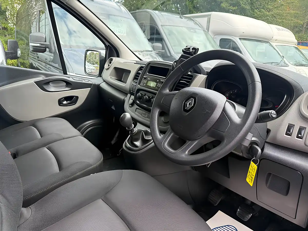 Used 2017 Renault Trafic 29 Business+ Lwb Standard Roof White - Interior and Exterior details 8