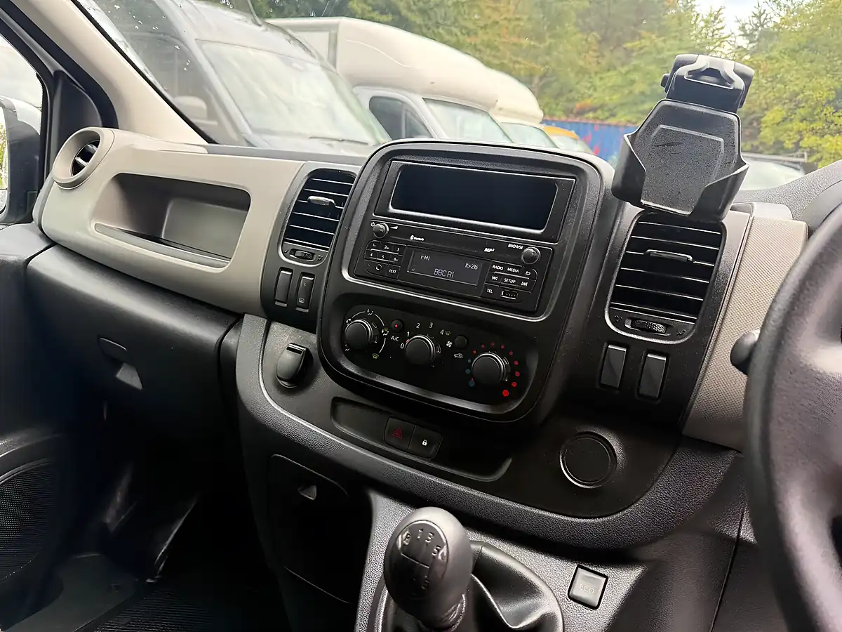 Used 2017 Renault Trafic 29 Business+ Lwb Standard Roof White - Interior and Exterior details 9