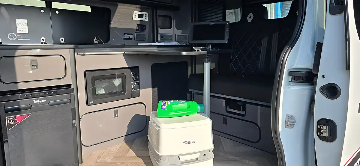 Used 2017 Renault Trafic Campervan White - Interior and Exterior details 18