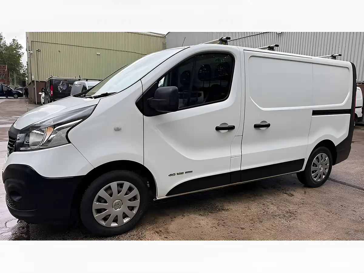 Used 2017 Renault Trafic Energy 27 Business White - Interior and Exterior details 11