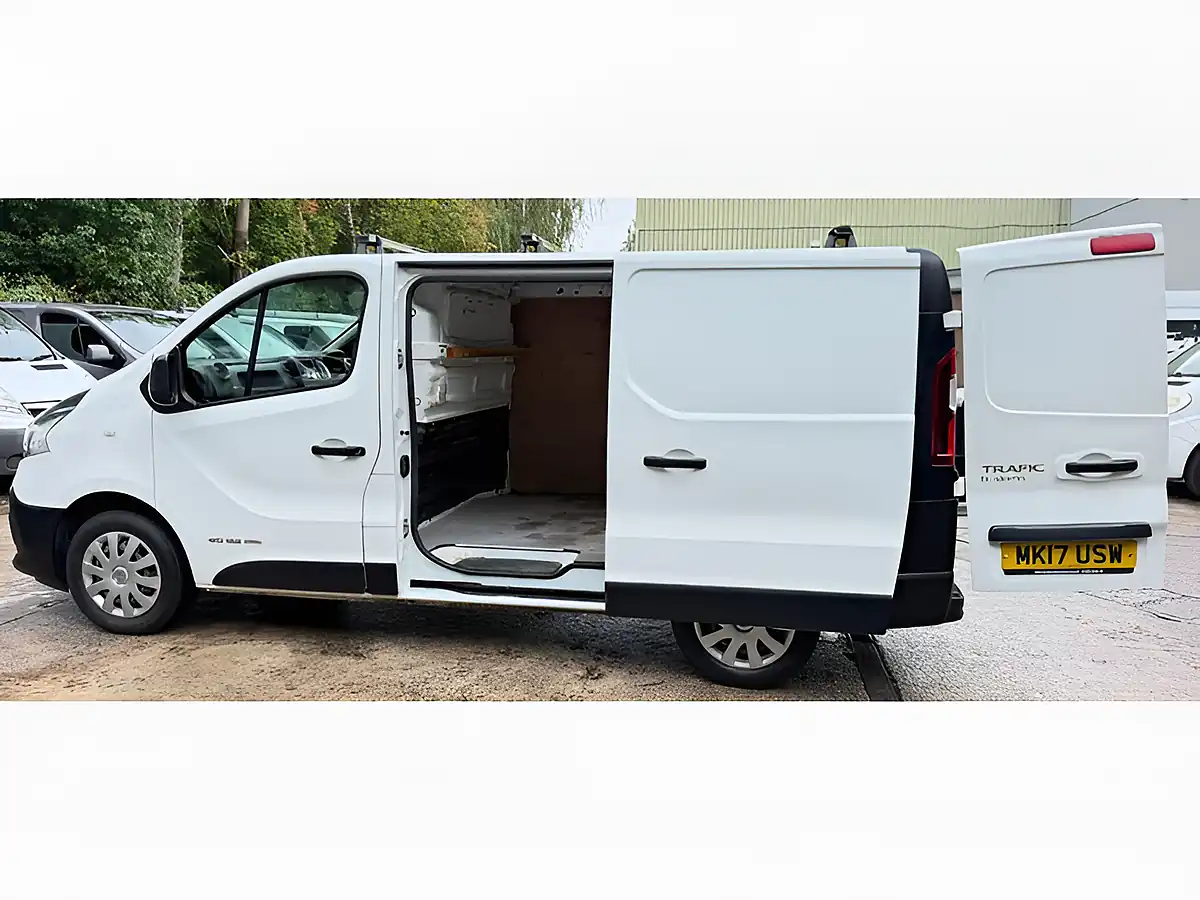Used 2017 Renault Trafic Energy 27 Business White - Interior and Exterior details 13