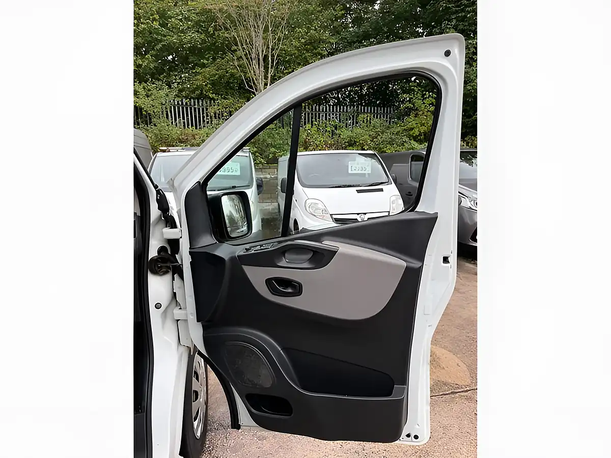 Used 2017 Renault Trafic Energy 27 Business White - Interior and Exterior details 14