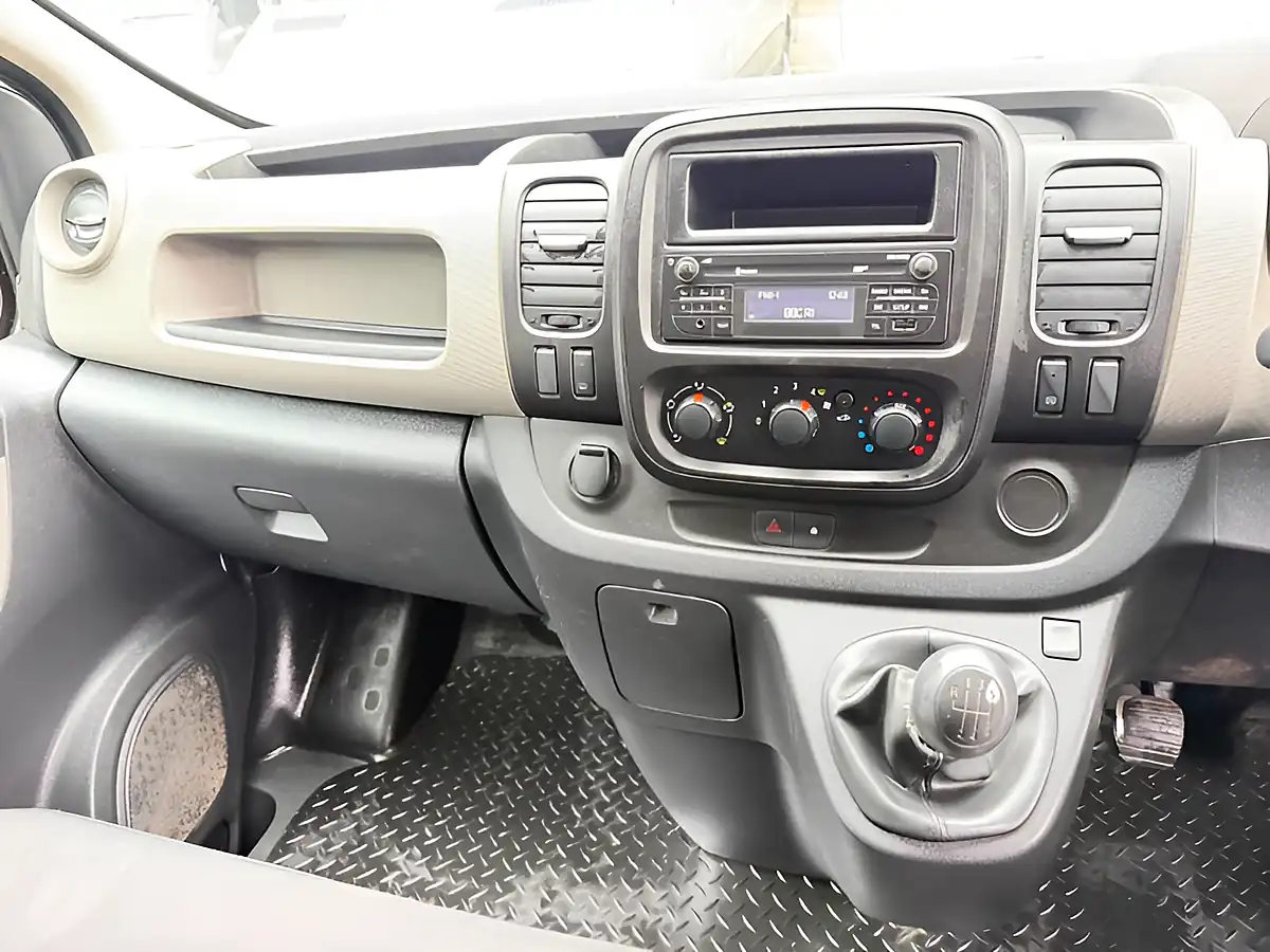 Used 2017 Renault Trafic Energy 27 Business White - Interior and Exterior details 16