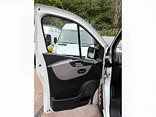 Used 2017 Renault Trafic Energy 27 Business White - Interior and Exterior details 17