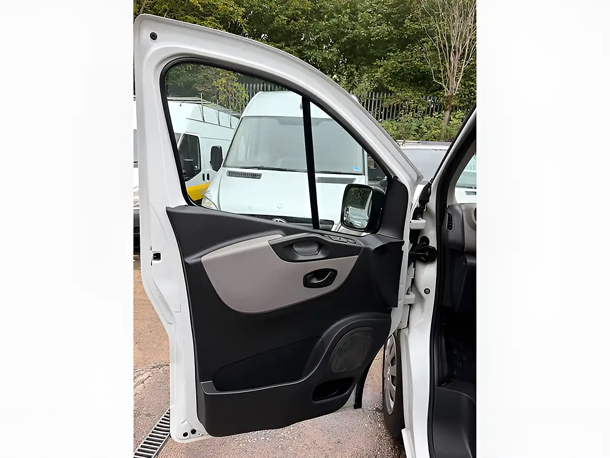 Used 2017 Renault Trafic Energy 27 Business White - Interior and Exterior details 17