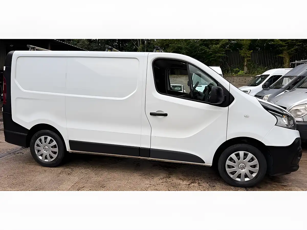 Used 2017 Renault Trafic Energy 27 Business White - Interior and Exterior details 5