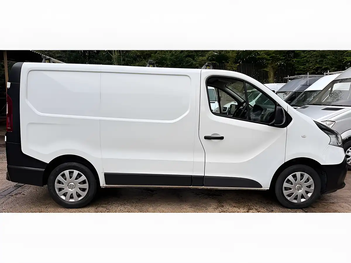 Used 2017 Renault Trafic Energy 27 Business White - Interior and Exterior details 6