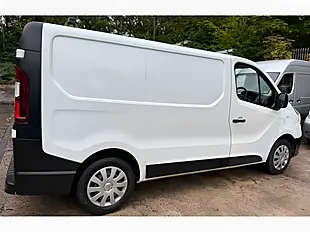 Used 2017 Renault Trafic Energy 27 Business White - Interior and Exterior details 8