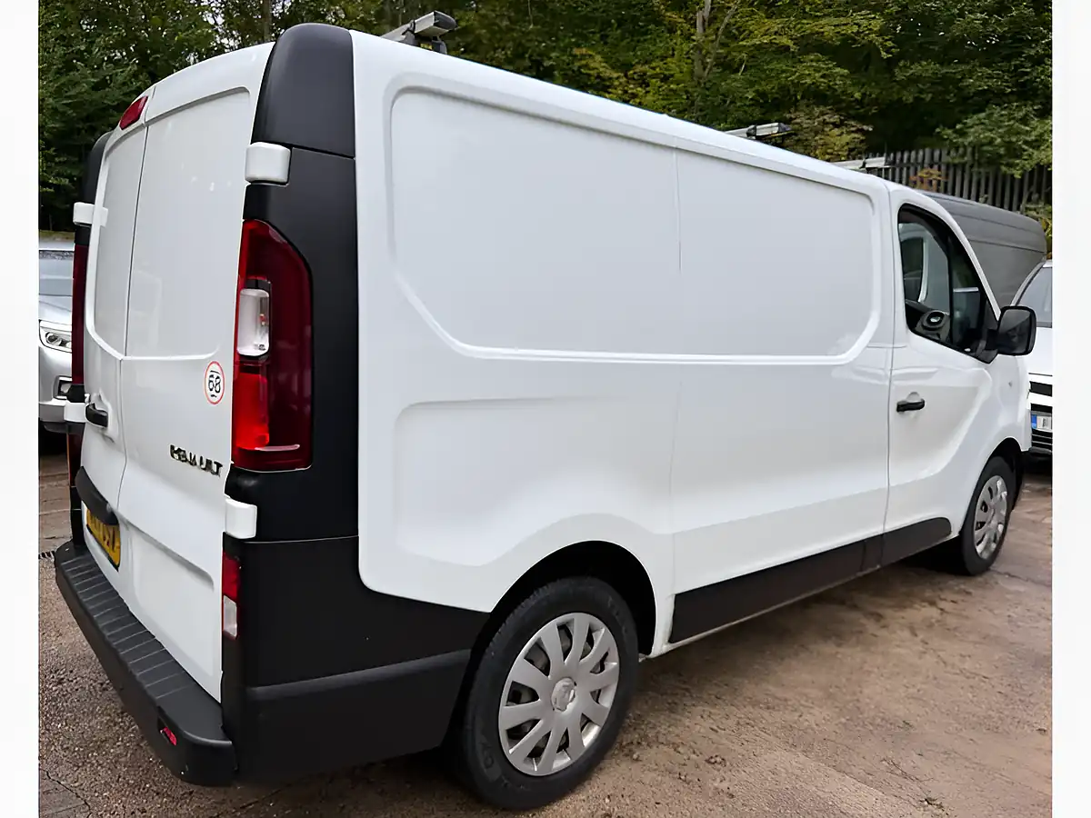 Used 2017 Renault Trafic Energy 27 Business White - Interior and Exterior details 9