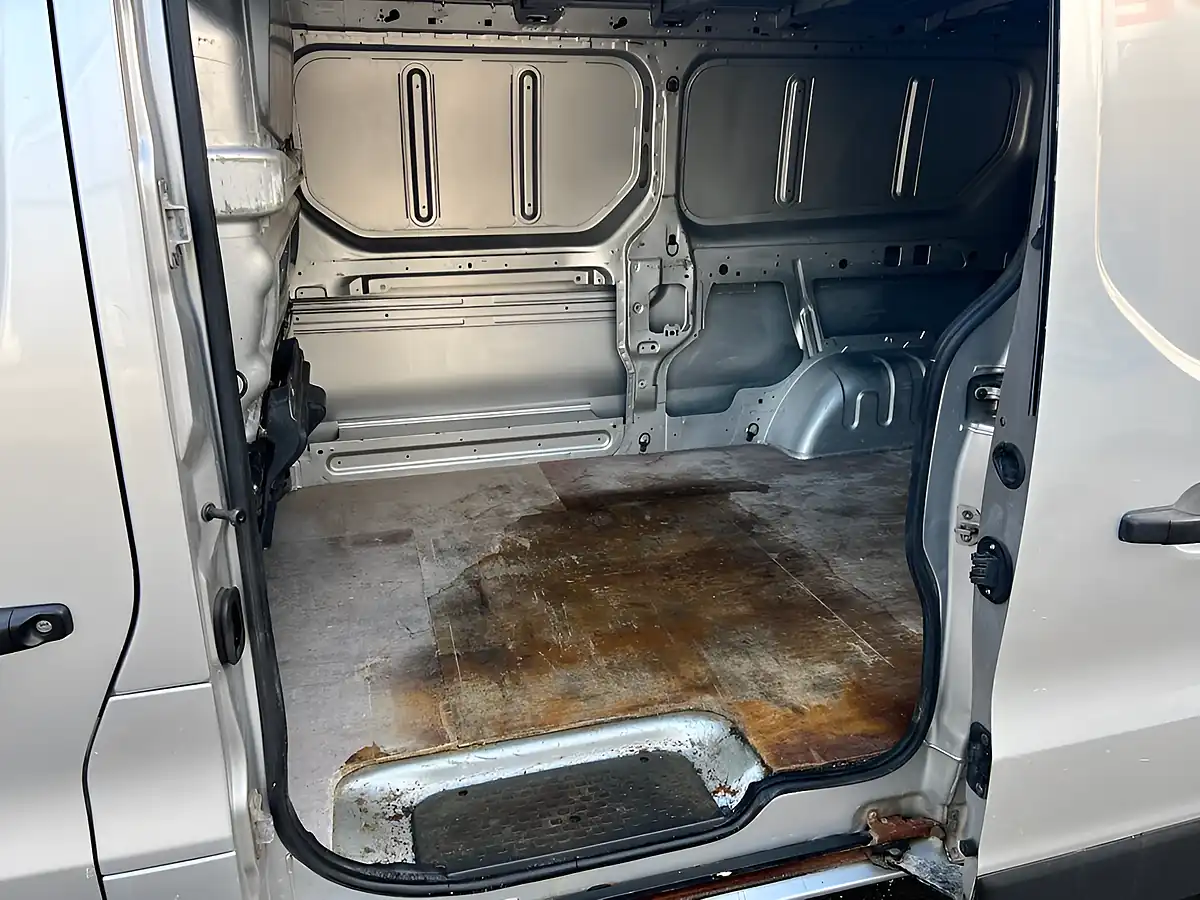 Used 2017 Renault Trafic Sport Nav Silver - Interior and Exterior details 11