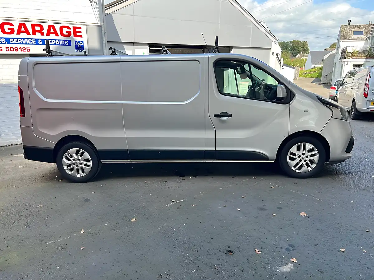 Used 2017 Renault Trafic Sport Nav Silver - Interior and Exterior details 8