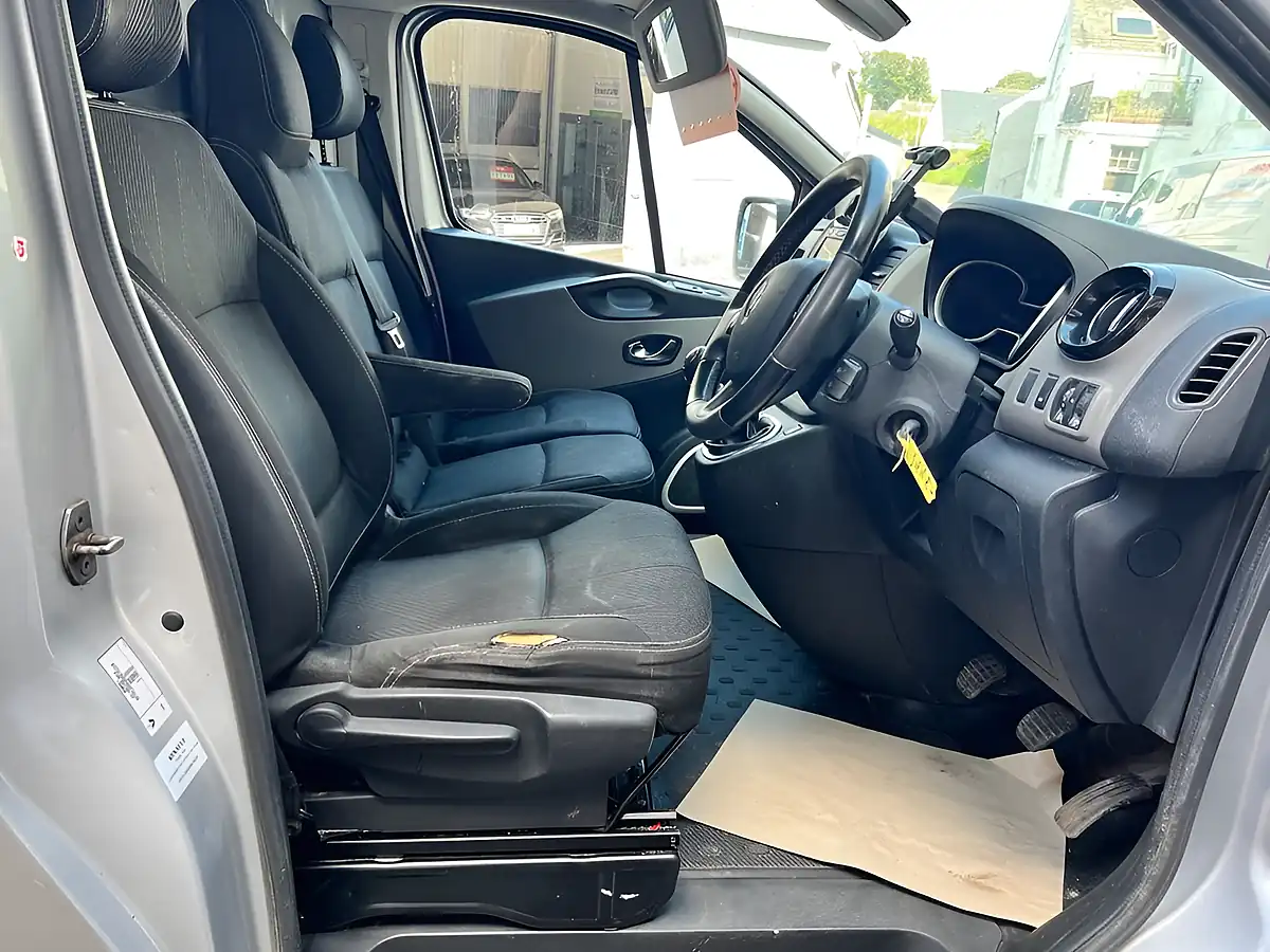Used 2017 Renault Trafic Sport Nav Silver - Interior and Exterior details 9