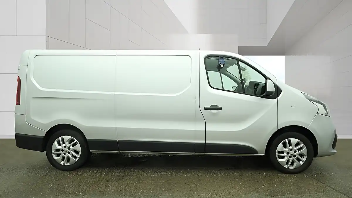 Used 2017 Renault Trafic Sport Nav Silver - Interior and Exterior details 6