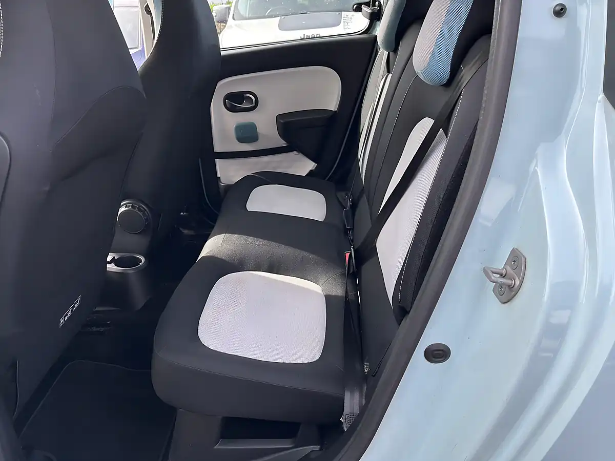 Used 2017 Renault Twingo Blue - Interior and Exterior details 15