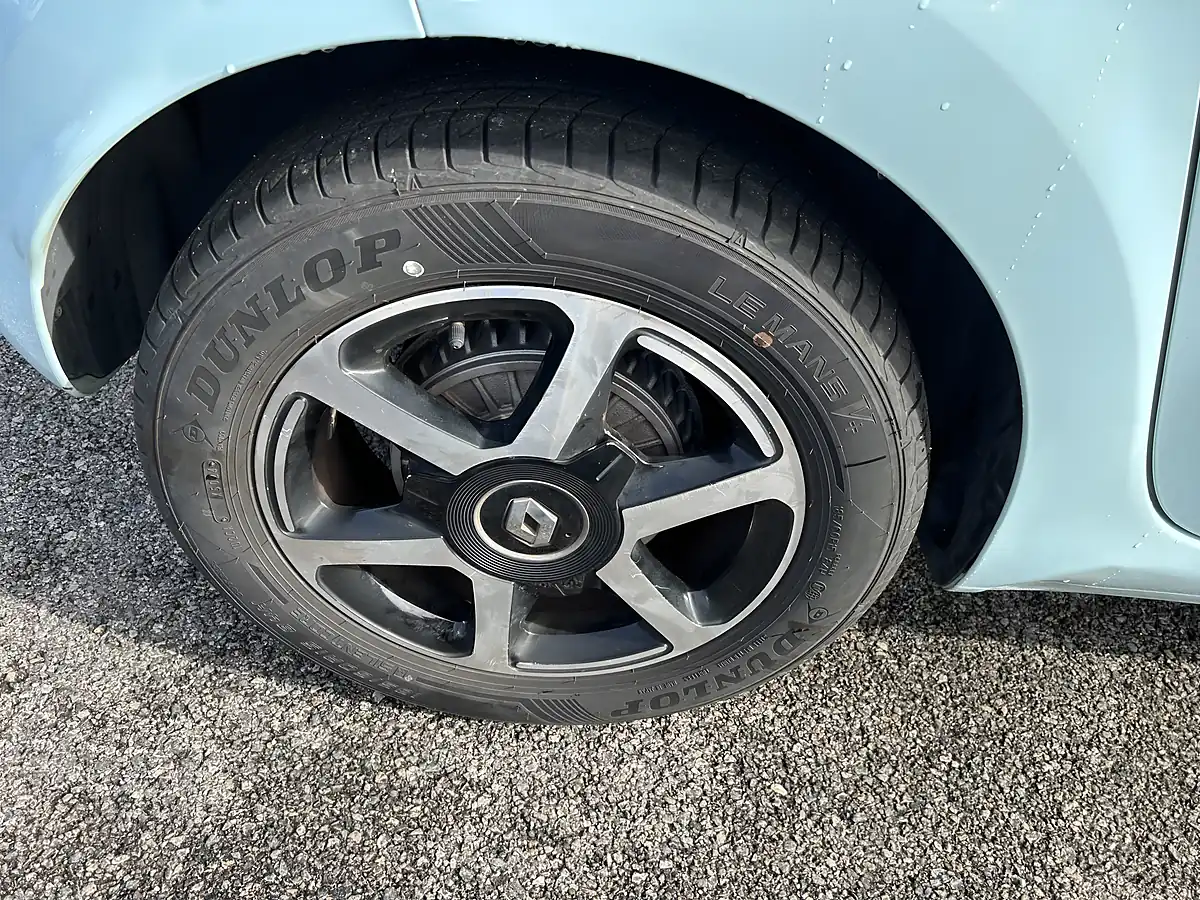 Used 2017 Renault Twingo Blue - Interior and Exterior details 17