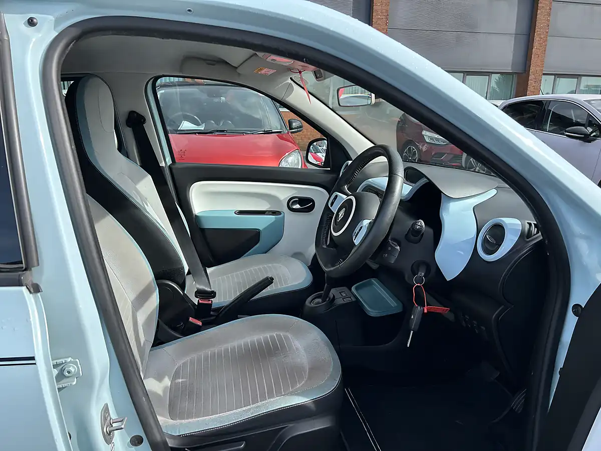 Used 2017 Renault Twingo Blue - Interior and Exterior details 8