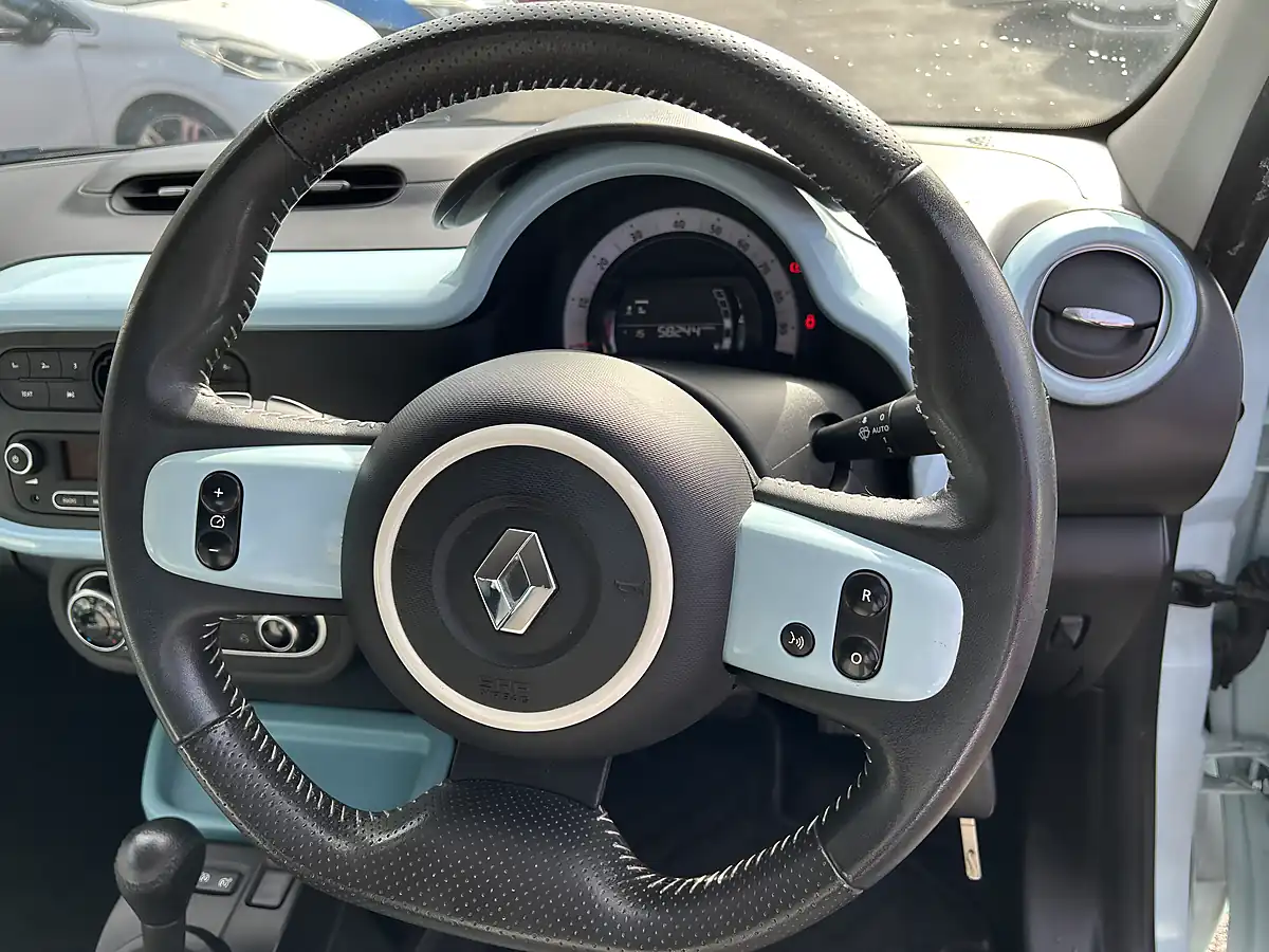 Used 2017 Renault Twingo Blue - Interior and Exterior details 9