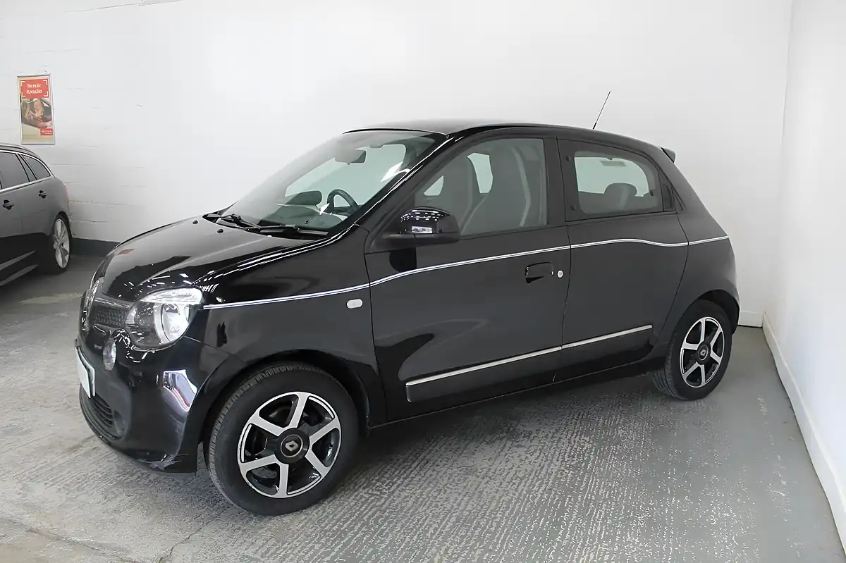 Used 2017 Renault Twingo Dynamique Black - Interior and Exterior details 4