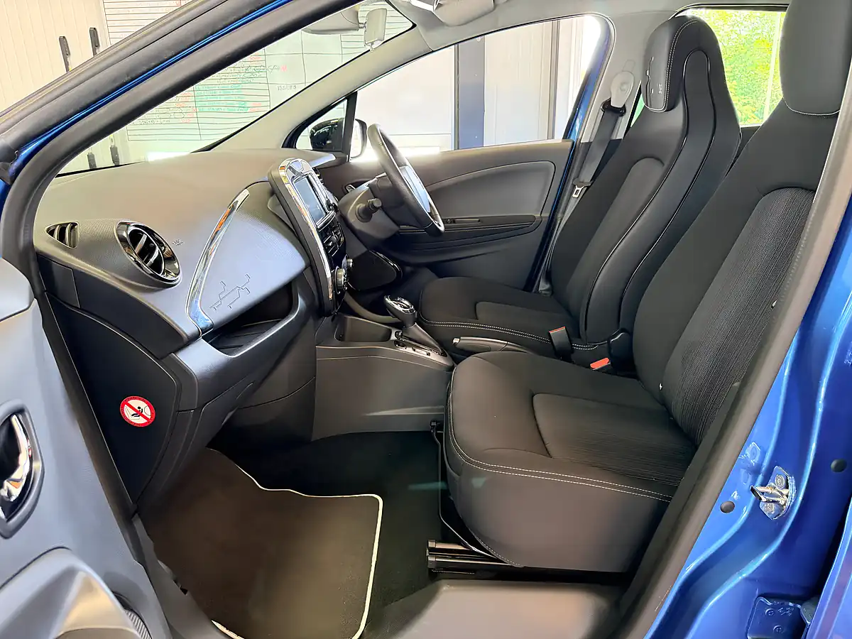 Used 2017 Renault Zoe Dynamique Nav Blue - Interior and Exterior details 11