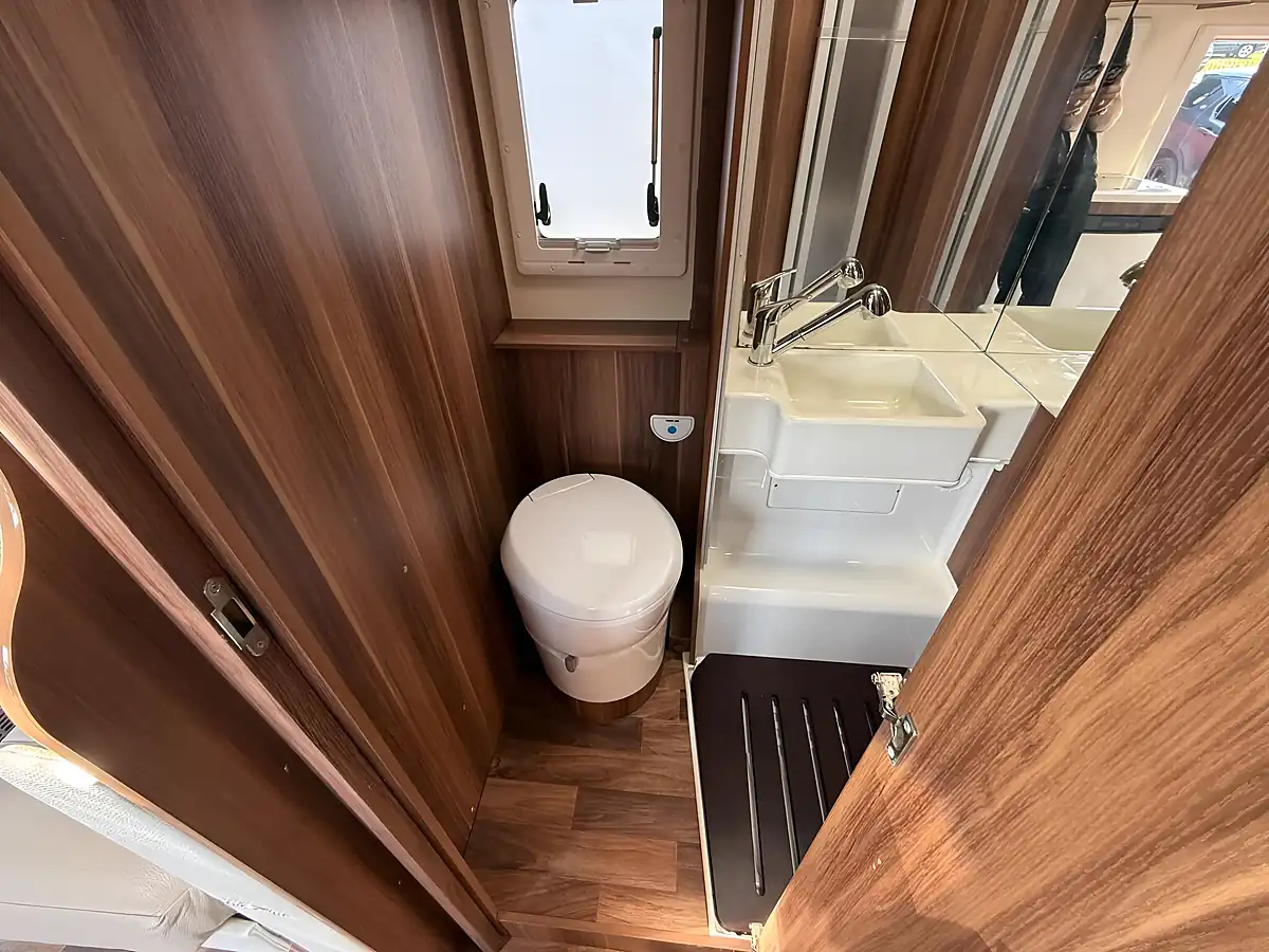 Used 2017 Roller Team Auto-Roller 746 White - Interior and Exterior details 11