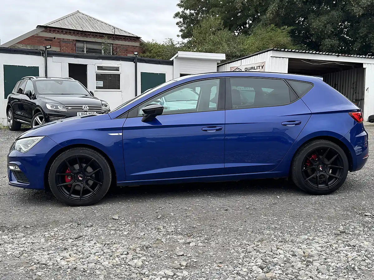 Used 2017 SEAT Leon Fr Technology Blue - Interior and Exterior details 4