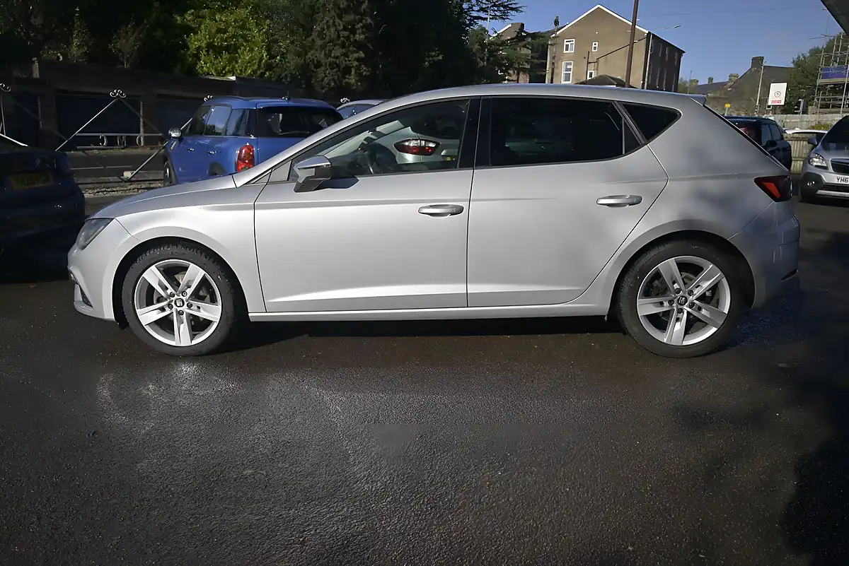 Used 2017 SEAT Leon Fr Technology Ice Silver - Interior and Exterior details 4
