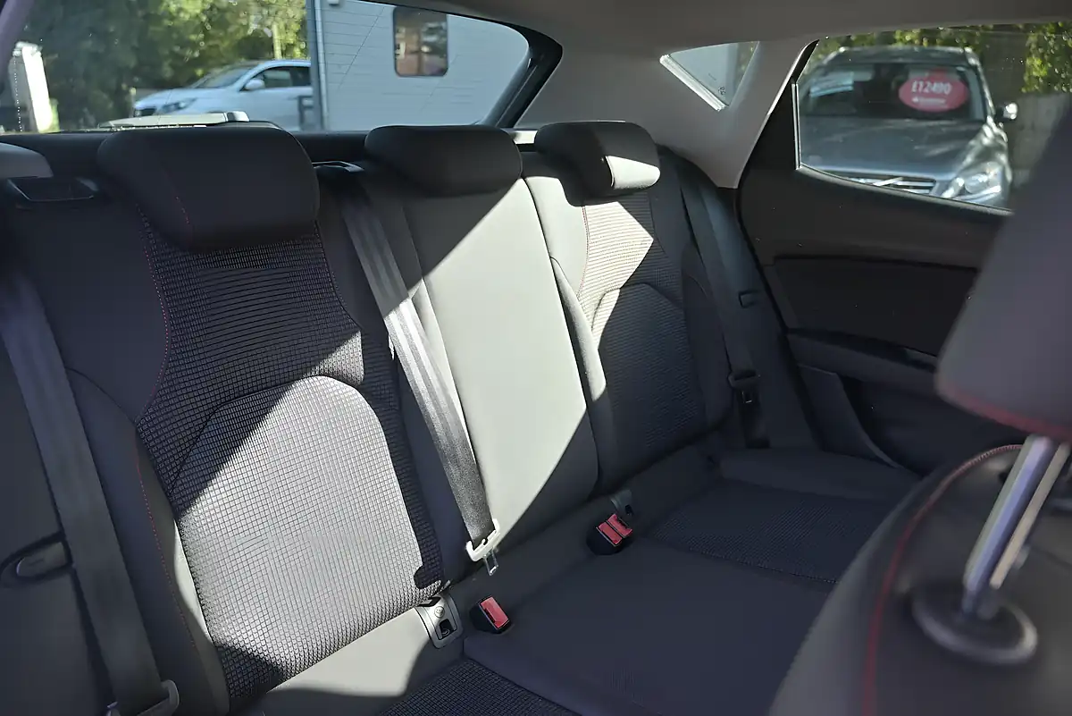 Used 2017 SEAT Leon Fr Technology Ice Silver - Interior and Exterior details 9