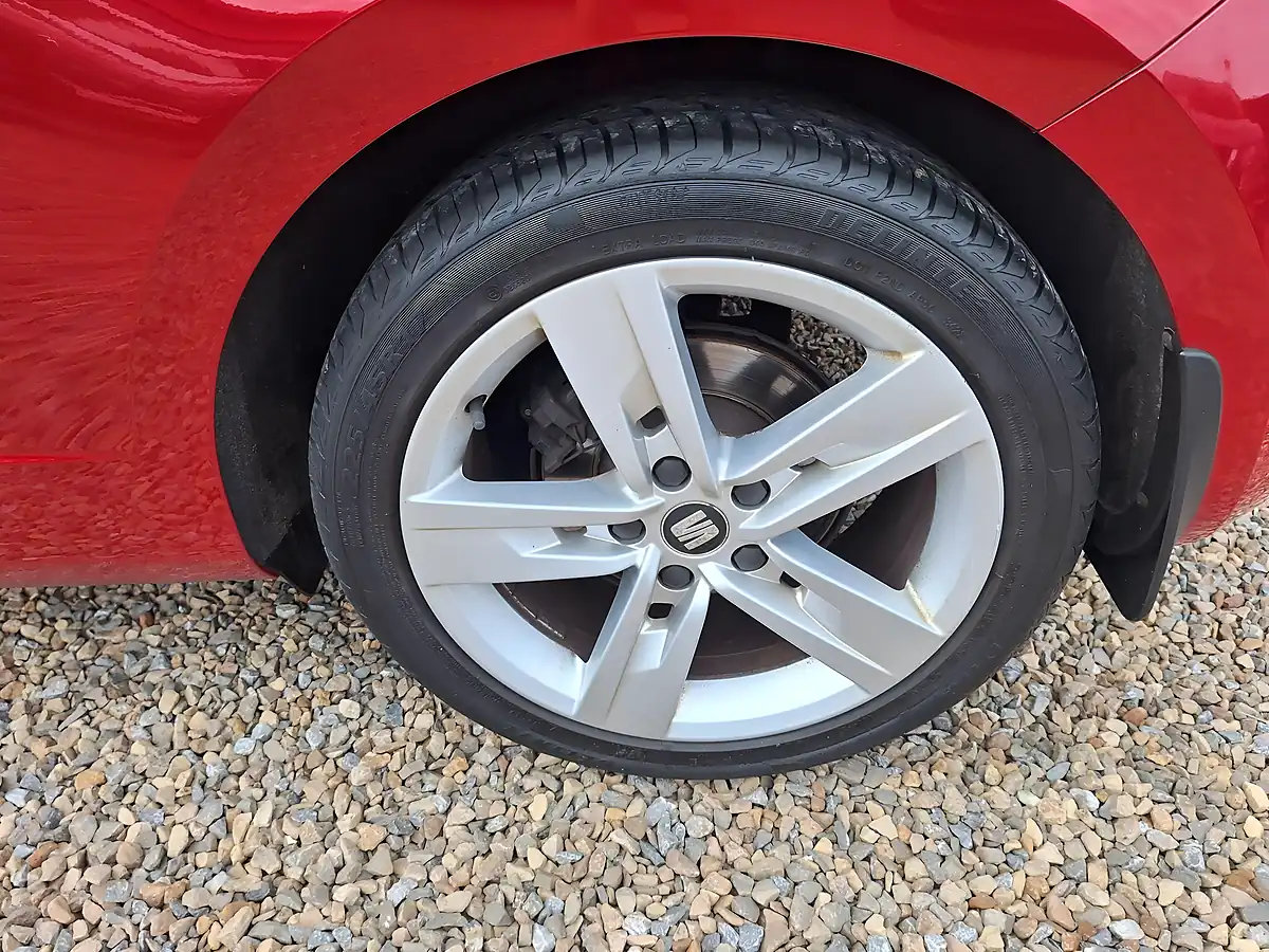 Used 2017 SEAT Leon Fr Technology Sport Coupe Red - Interior and Exterior details 8