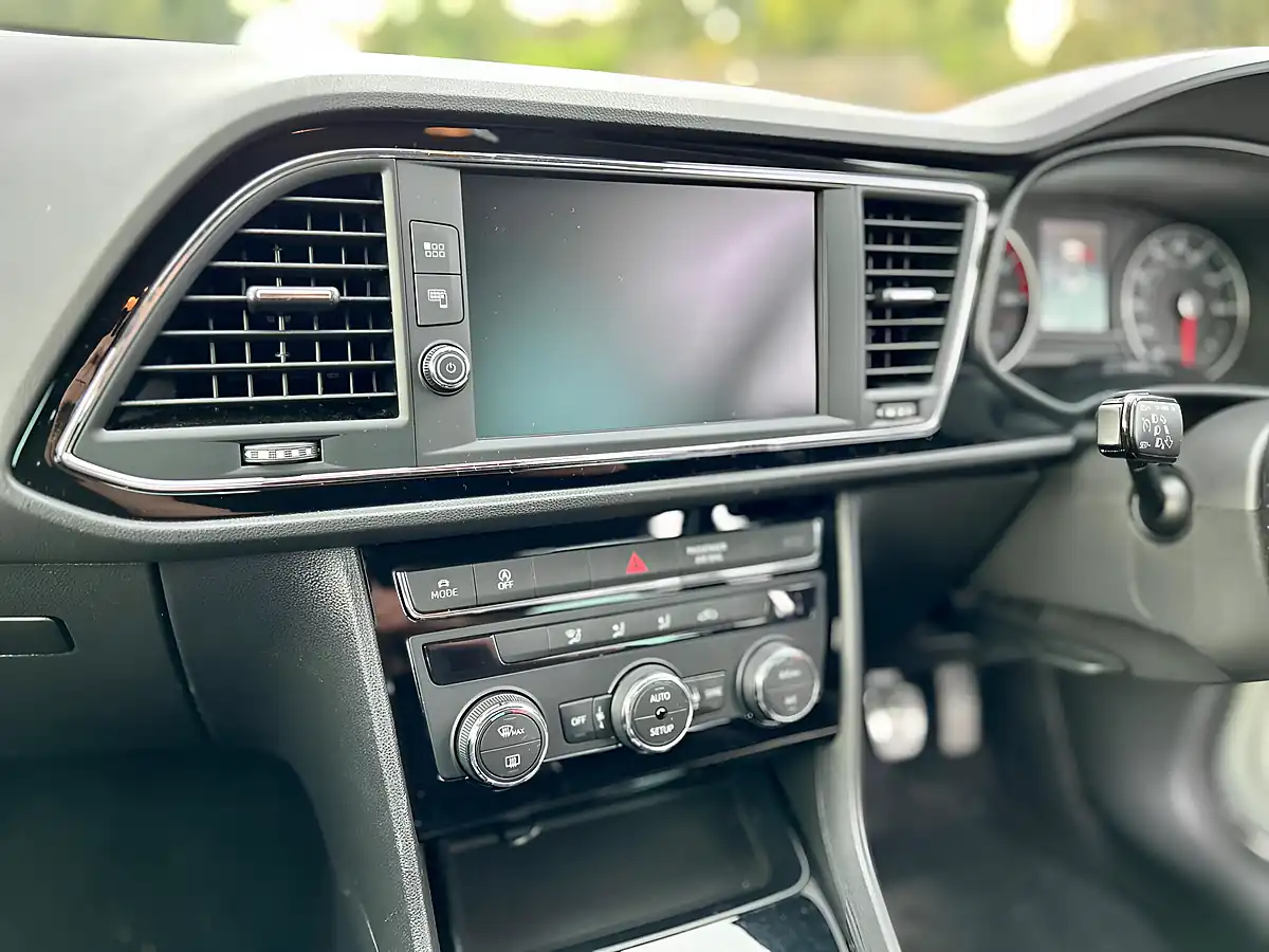 Used 2017 SEAT Leon Fr Technology White - Interior and Exterior details 11