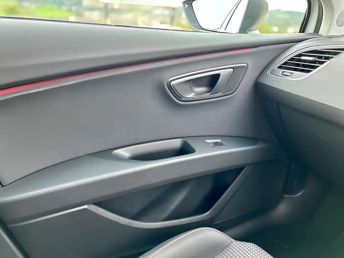 Used 2017 SEAT Leon Fr Technology White - Interior and Exterior details 14