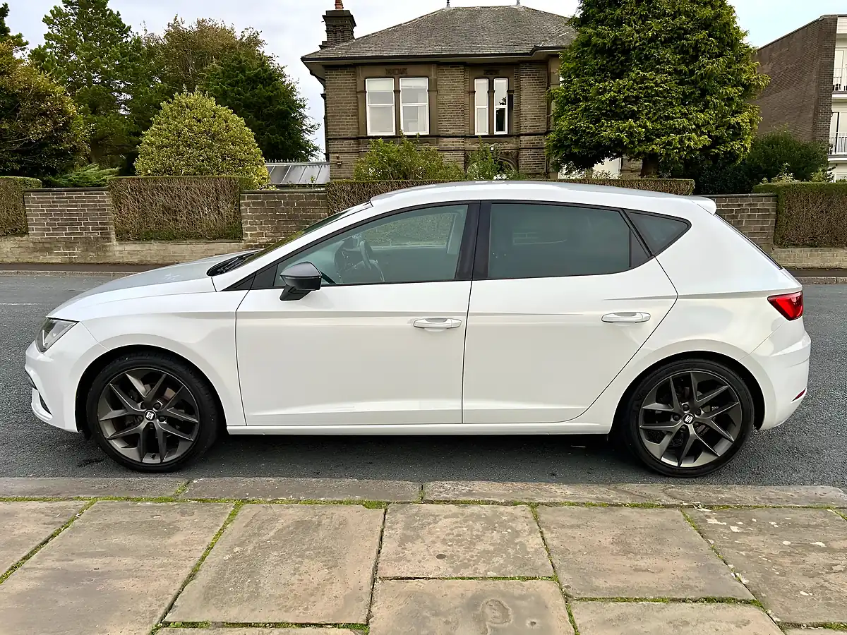 Used 2017 SEAT Leon Fr Technology White - Interior and Exterior details 7